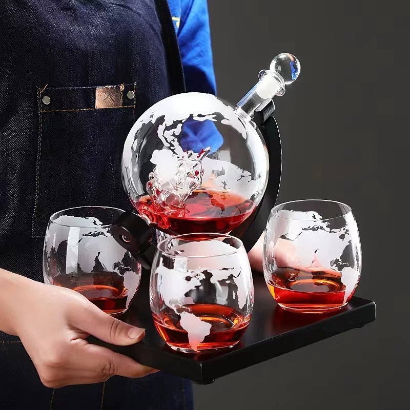 Dekoracyjny zestaw do serwowan – Decanter Globe Set recenzja i cena
